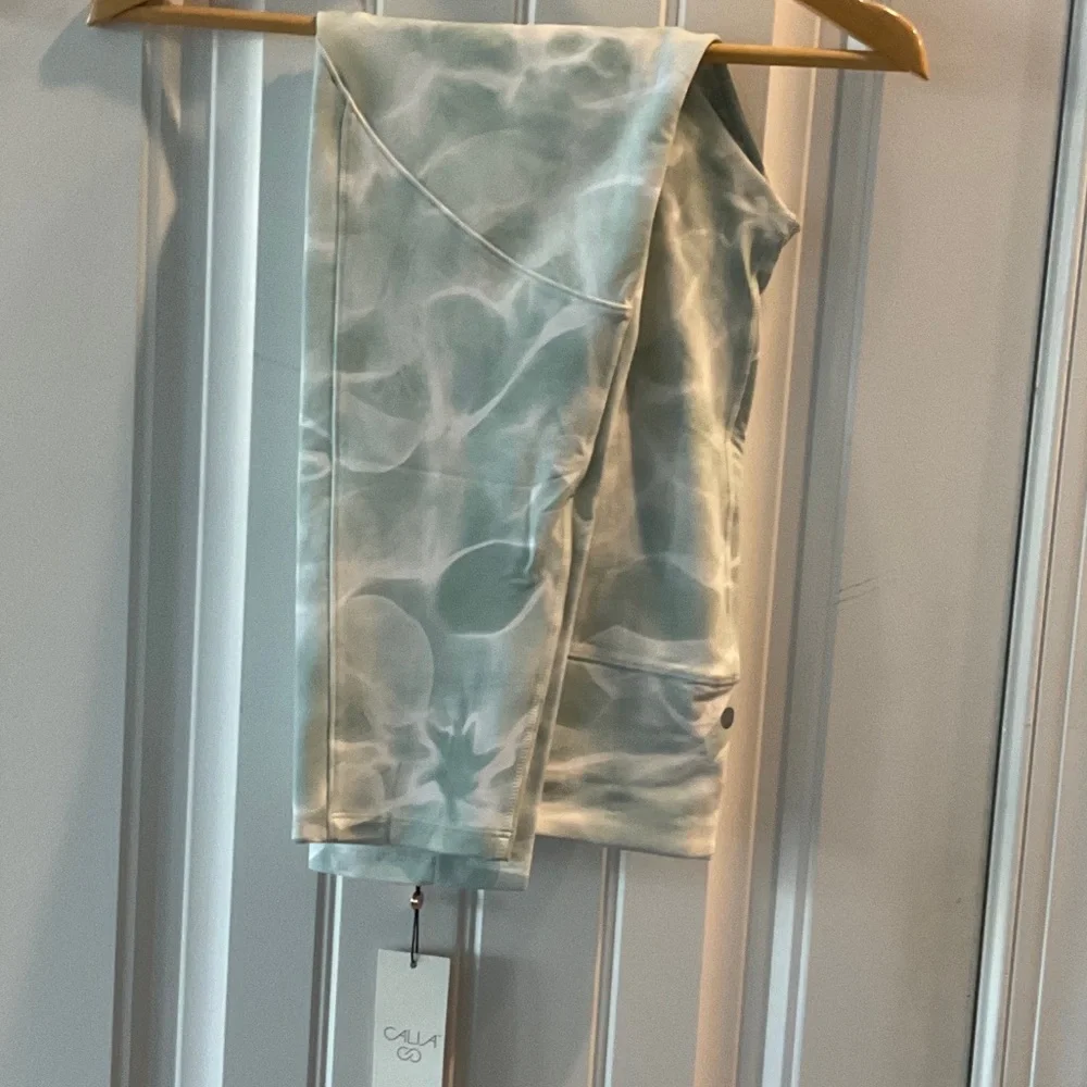 Calia Pale green & soft white Patterned Leggings. Pockets on sides. Buttery soft - Picture 1 of 12